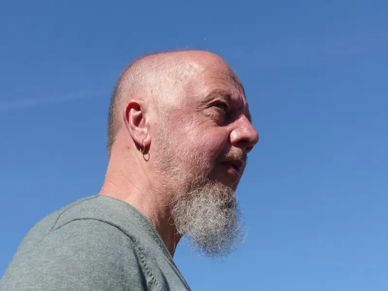 Foto: Der Baumsachverständige Marko Wäldchen Marko Wäldchen vor strahlendblauem Himmel,
im Profil